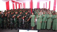 Danrem 083/Bdj beserta Ketua Persit KCK Koorcab Rem 083, Ny. Ria Setyo, berfoto bersama prajurit, Persit dan PNS Kodim 0821/Lumajang. (penrem083) - Kunker ke Kodim 0821/Lumajang, Danrem 083/Bdj: Jadikan Keluarga Tempat Ternyaman