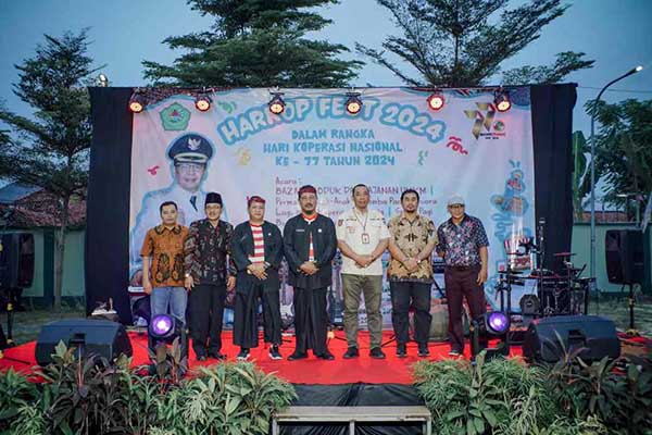 Dinas Koperasi bersama pemerintah setempat di acara Hari Koperasi Nasional Festival Fast. (Seru.co.id/udi) - Hari Koperasi Nasional, Bupati Pamekasan: Peran Koperasi dalam Membangun Ekonomi Indonesia