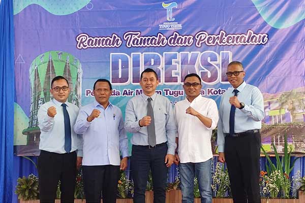 Direksi Perumda Tugu Tirta bersama Dirut Perumda Tirta Kanjuruhan dan Perumdam Among Tirto. (rhd) - Perumda Tugu Tirta Gandeng Tirta Kanjuruhan dan Among Tirto, Komitmen Kuat Sinergi Terbaik