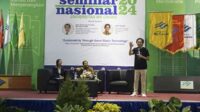 Direktur PT Industri Jamu dan Farmasi Sido Muncul saat membagikan ilmunya. (ist) - Universitas Ma Chung Gelar Seminar Nasional Sustainability dalam Smart Green Technology Bersama Bos Sido Muncul
