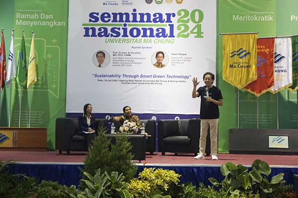 Direktur PT Industri Jamu dan Farmasi Sido Muncul saat membagikan ilmunya. (ist) - Universitas Ma Chung Gelar Seminar Nasional Sustainability dalam Smart Green Technology Bersama Bos Sido Muncul