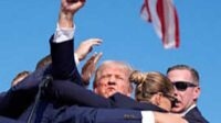 Donald Trump berlumuran daerah di telinga dan wajah saat kampanye. (ist) - Usai Ditembak Saat Kampanye, Donald Trump Kepalkan Tangan dengan Wajah Berlumuran Darah