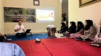 Dosen FEB UB, Moh. Erfan Arif, SE MM menyampaikan paparannya kepada pelaku UMKM di Kelurahan Temas, Kota Batu. (ist) - Dosen FEB UB Kembangkan UMKM Lewat Pendekatan 7P di Kota Batu