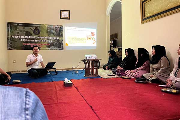 Dosen FEB UB, Moh. Erfan Arif, SE MM menyampaikan paparannya kepada pelaku UMKM di Kelurahan Temas, Kota Batu. (ist) - Dosen FEB UB Kembangkan UMKM Lewat Pendekatan 7P di Kota Batu