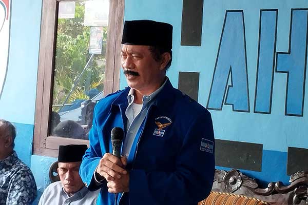 Fattah Jasin saat mendaftarkan dirinya ke salah satu partai untuk Bakal Calon Bupati Pamekasan. (Seru.co.id/udi) - Klaim Surat Tugas Hanya untuk Dirinya, Fattah Jasin dan Ketua PKB Pamekasan Beda Pendapat