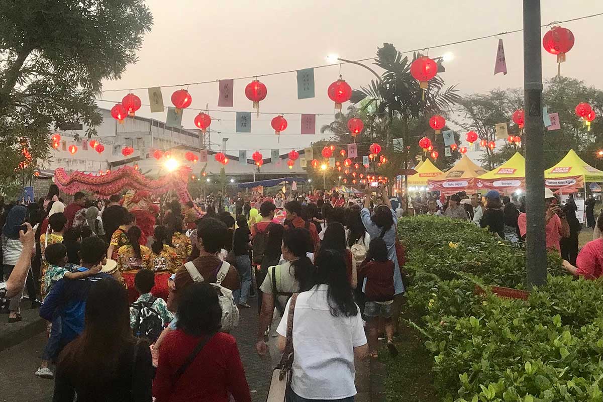 Festival Kampung Pecinan diramaikan para pengunjung dari segala kalangan. (afi) - Festival Kampung Pecinan, Wujud Nyata Universitas Ma Chung Promosikan Budaya Tionghoa-Indonesia