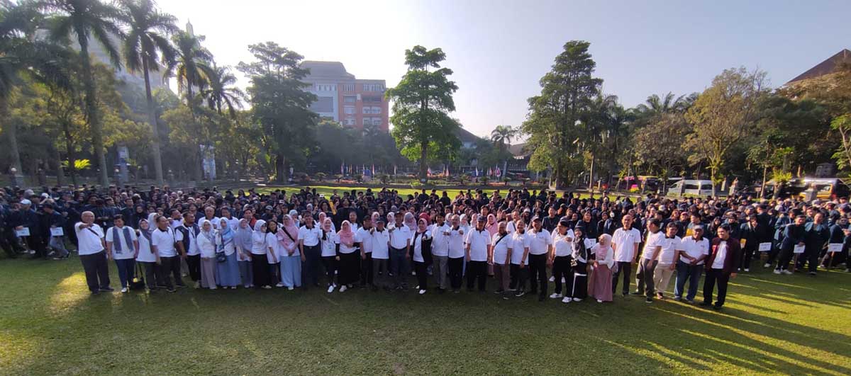 Foto bersama pemberangkatan mahasiswa dan dosen pendamping MMD FTP UB. (rhd) - Ratusan Mahasiswa MMD FTP UB Bantu 45 Desa di Tulungagung
