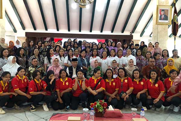 Foto bersama pemerintah Kabupaten Malang dan BKKBN Provinsi Jawa Timur bersama calon PMI Kabupaten Malang. (Seru.co.id/wul) - Calon PMI Kini Dibekali Pemahaman KB dan Keuangan, Kerjasama Pemkab Malang dan BKKBN Provinsi