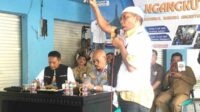 Fredi dengan semangat menyampaikan keluhannya di hadapan Pj Wali Kota Malang. (afi) - Pj Wali Kota Malang Siap Berikan Solusi Curhatan Sopir Angkot Terminal Arjosari