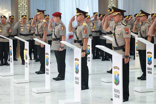 Jabatan Kapolres Situbondo, diserahterimakan dari pejabat lama, yaitu AKBP Dwi Sumrahadi Rakhmanto kepada AKBP Rezi Dharmawan, Rabu (17/7/2024). (Seru.co.id/aza) - Kapolres Situbondo Resmi dijabat AKBP Rezi Dharmawan