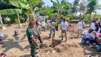 Jajaran Direksi PDAM, TNI/Polri dan perwakilan media melakukan simbolisasi penanaman pohon. (ist) - Gandeng Jurnalis, PDAM Surabaya Tanam Pohon di Sumber Air Plintahan Pasuruan