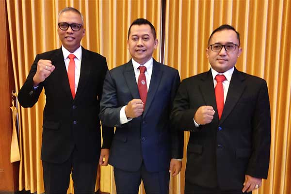 Jajaran Direksi Perumda Tugu Tirta periode 2024-2029, Priyo Sudibyo SE SSos (Direktur Utama) diapit Wahjoe Darmawan SSos (Direktur Administrasi dan Keuangan) dan Mohammad Fauzan Indrawan ST MM (Direktur Teknik). (rhd) - Pelantikan Direksi Perumda Tugu Tirta, Pj Wali Kota Malang: Tuntaskan Setiap Permasalahan