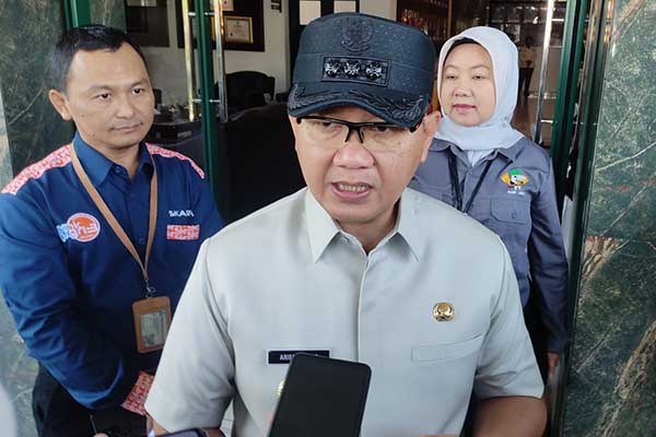 Kadisdik Jawa Timur, Aries Agung Paewai, menjawab pertanyaan awak media. (rhd) - Ratusan Casis SMK PGRI 3 Malang Digembleng KCS di Pusdik Arhanud
