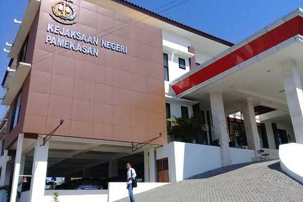 Kantor Kejaksaan Negeri Pamekasan. (Seru.co.id/udi) - Kejari Pamekasan Tetapkan Kades Laden sebagai Tersangka Tindak Pidana Korupsi