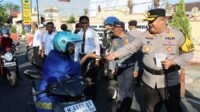 Kapolres Pamekasan bersama jajaran saat memberikan brosur Operasi Patuh Semeru terhadap pengguna jalan. (Seru.co.id/udi) - Sosialisasi Operasi Patuh Semeru, Kapolres Pamekasan Langsung Turun ke Jalan