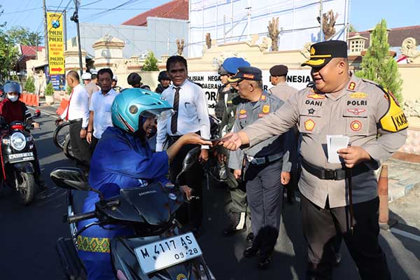 Kapolres Pamekasan bersama jajaran saat memberikan brosur Operasi Patuh Semeru terhadap pengguna jalan. (Seru.co.id/udi) - Sosialisasi Operasi Patuh Semeru, Kapolres Pamekasan Langsung Turun ke Jalan