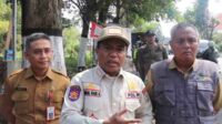 Kasatpol PP Batu bersama DPMPTSP dan Sekcam Junrejo saat monitoring banner di wilayah Kecamatan Junrejo. (ist) - Kasatpol PP Batu Minta Banner Sosialisasi Tokoh Harus Berizin dan Dipasang di Tempat Yang Benar