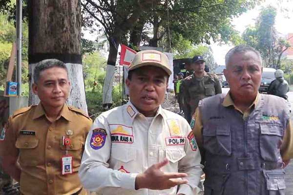 Kasatpol PP Batu bersama DPMPTSP dan Sekcam Junrejo saat monitoring banner di wilayah Kecamatan Junrejo. (ist) - Kasatpol PP Batu Minta Banner Sosialisasi Tokoh Harus Berizin dan Dipasang di Tempat Yang Benar