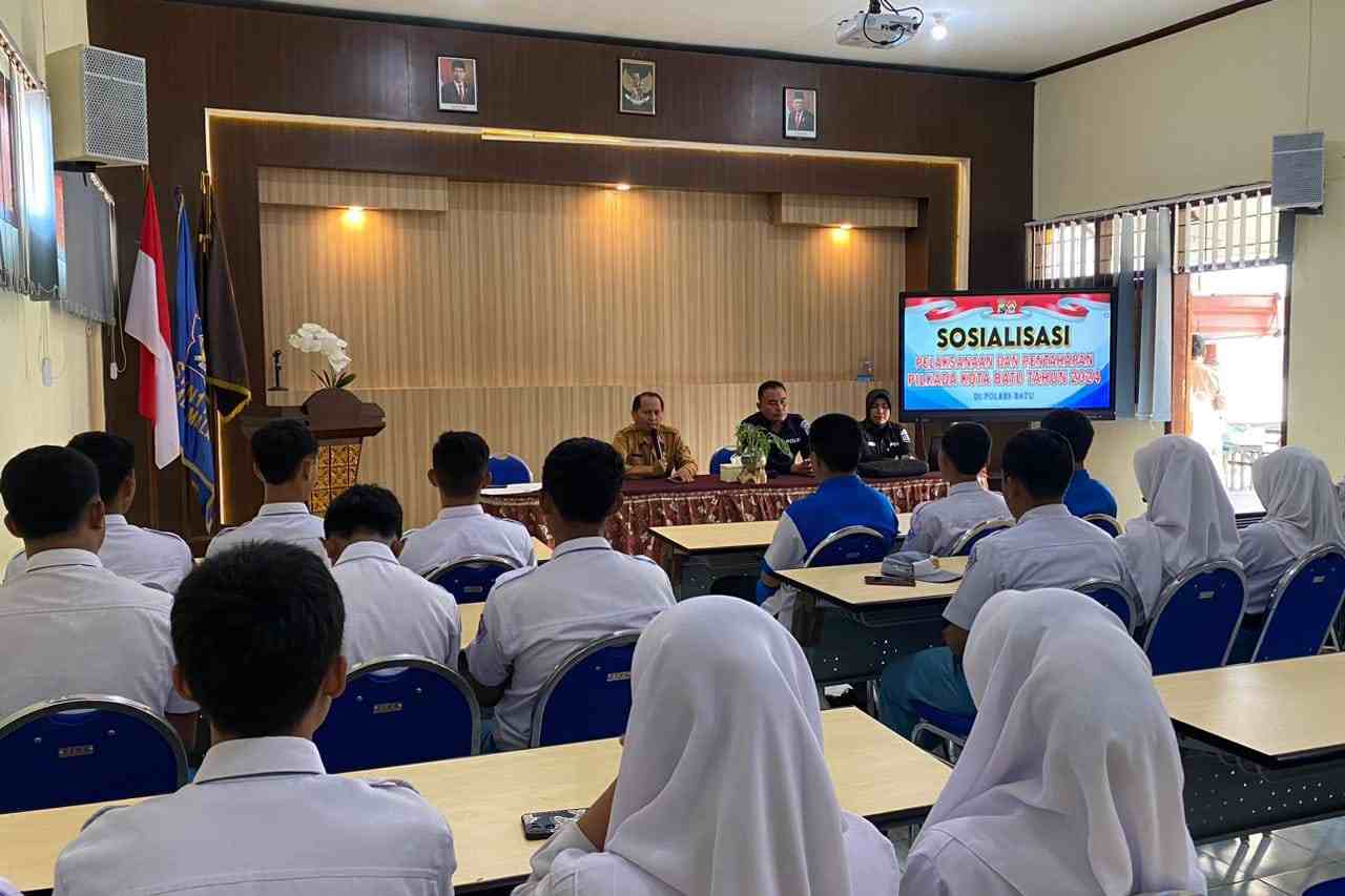 Kasi Humas Polres Batu Sosialisasikan Pilkada 2024 di Sekolah-Sekolah