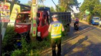 Diduga Alami Slip, Sebuah Truk di Kepanjen Hantap Pohon