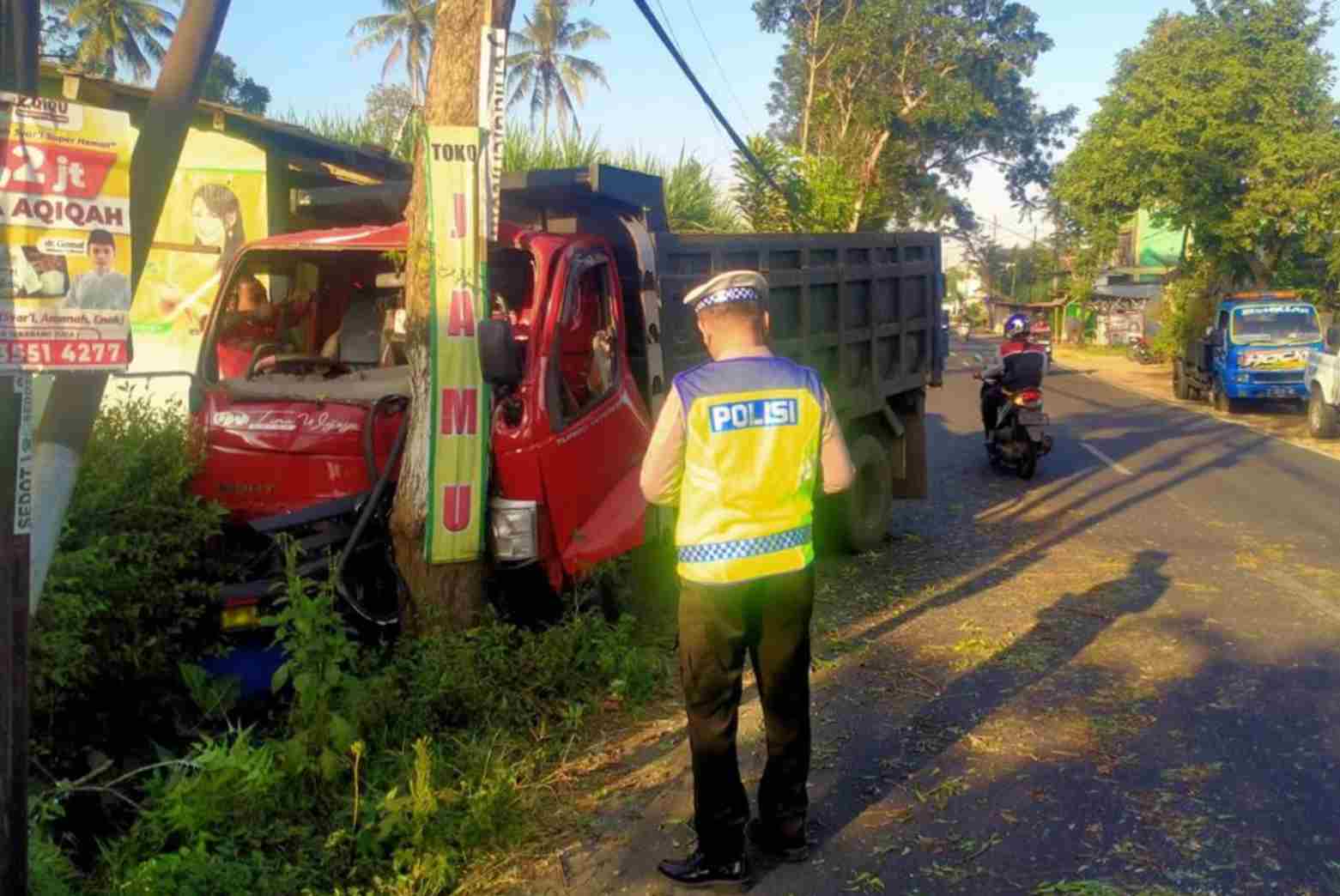 Diduga Alami Slip, Sebuah Truk di Kepanjen Hantap Pohon