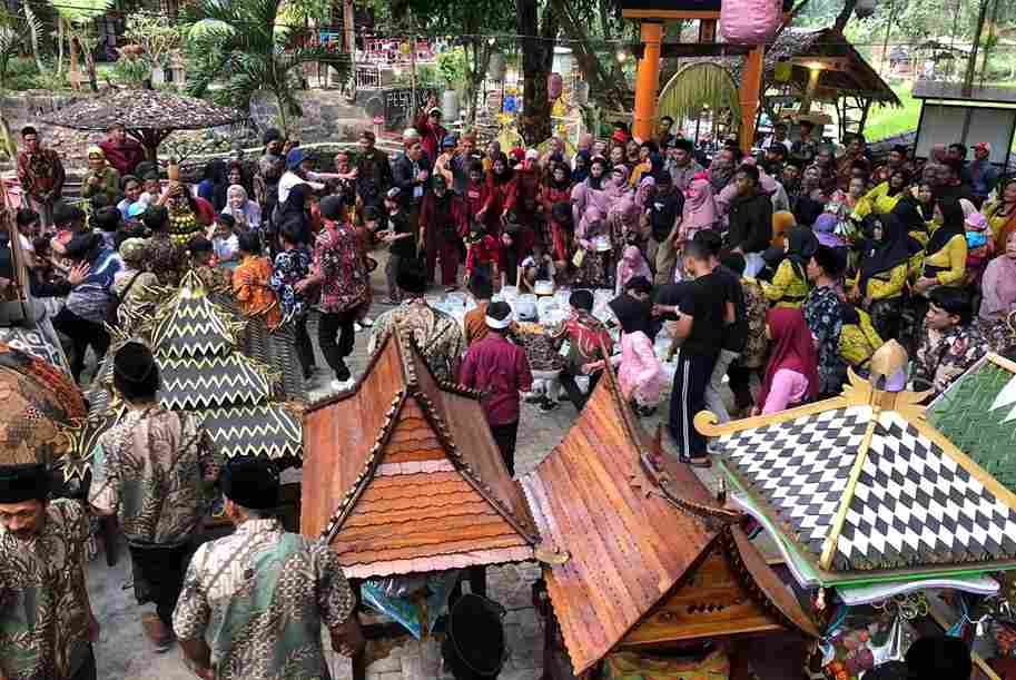 Selain Melestarikan Budaya, Kirab 1001 Tumpeng Juga Menjadi Daya Tarik Wisata Tanaka Waterfall 