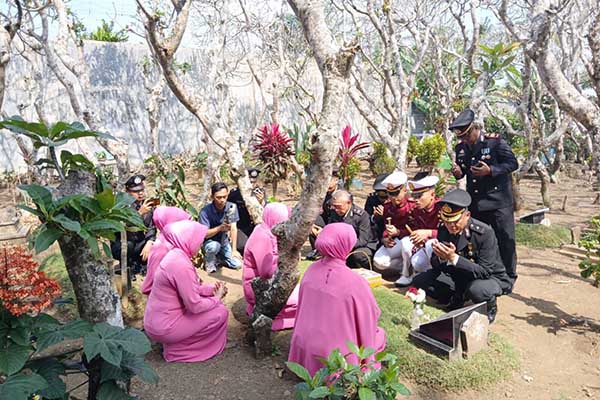 Kegiatan ziarah yang dilakukan para anggota Polres Malang. (ist) - Hari Bhayangkara ke-78, Polres Malang Ziarah ke Makam Korban Tragedi Kanjuruhan