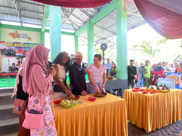 Meriah, Delegasi B-TIFF Ngulek Rujak di Desa Wisata Ngringinrejo