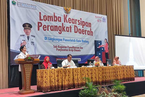 Kepala Dispussipda Kota Malang, Ir. Yayuk Hermiati MH membuka final Lomba Kearsipan Perangkat Daerah. (rhd) - Dispussipda Gelar Lomba Kearsipan Perangkat Daerah, Enam OPD Kota Malang Bersaing