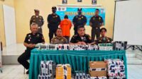 Kepala Kantor Bea dan Cukai Jember dalam pers rilis rokok ilegal. (Seru.co.id/aza) - Seorang Pengedar Rokok Ilegal di Situbondo Dijebloskan kepenjara