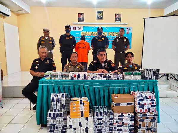 Kepala Kantor Bea dan Cukai Jember dalam pers rilis rokok ilegal. (Seru.co.id/aza) - Seorang Pengedar Rokok Ilegal di Situbondo Dijebloskan kepenjara
