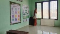 SEPI: Kepala Sekolah RA Riyadlus Sholihin saat berada di ruang kelas yang tidak ada siswa yang mendaftar. (Seru.co.id/udi) - Kalah Fasilitas, Sekolah Islam Raudlatul Athfal di Kota Pamekasan Tidak Ada yang Mendaftar