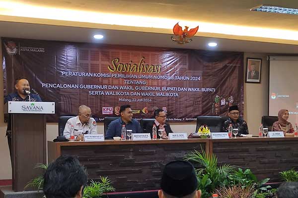 Ketua KPU Kota Malang, Muhammad Toyib, didampingi para komisioner KPU Kota Malang. (rhd) - Multitafsir Pencalonan Mantan Narapidana, Begini Jawaban KPU Kota Malang