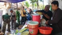 Komunitas sedekah saat memberikan makan gratis kepada warga Pamekasan. (Seru.co.id/udi) - Berbagi Kesejahteraan, Komunitas Sedekah Pamekasan Sediakan Makan Gratis Setiap Hari