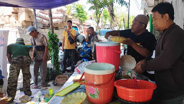 Komunitas sedekah saat memberikan makan gratis kepada warga Pamekasan. (Seru.co.id/udi) - Berbagi Kesejahteraan, Komunitas Sedekah Pamekasan Sediakan Makan Gratis Setiap Hari