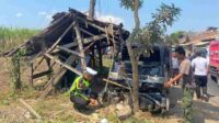 Terlalu Berhaluan ke Kanan, Pick Up Libas Sepeda Motor di Gondanglegi