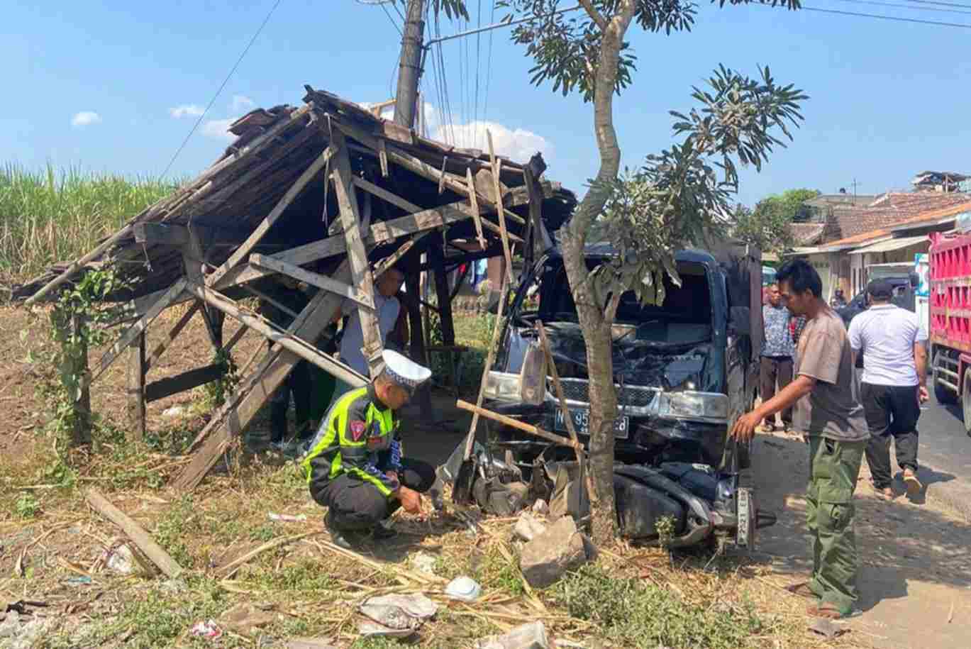 Terlalu Berhaluan ke Kanan, Pick Up Libas Sepeda Motor di Gondanglegi