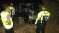 Medan Terlalu Menikuk, Pengemudi Pickup Oleng Hingga Tabrak Pohon
