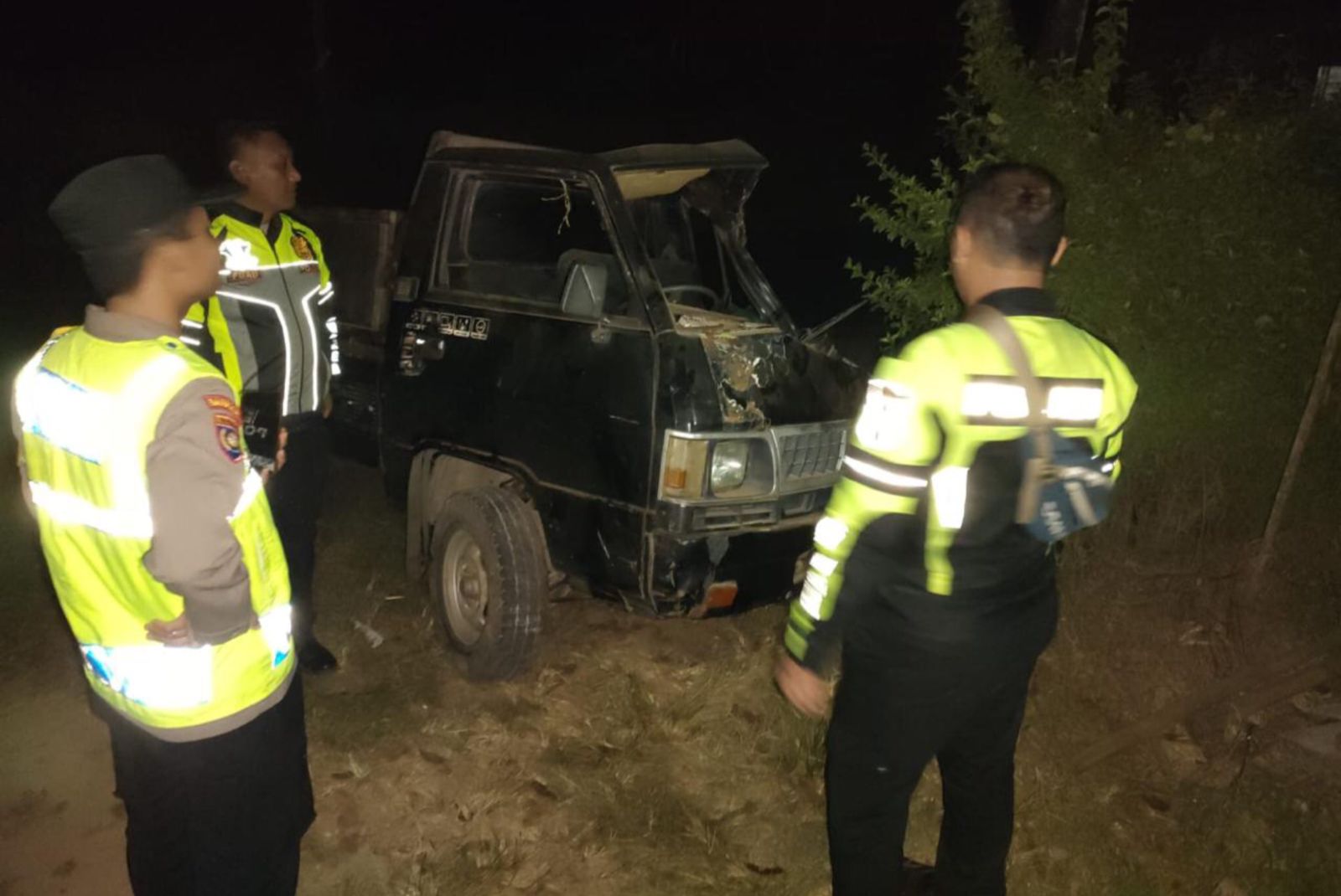 Medan Terlalu Menikuk, Pengemudi Pickup Oleng Hingga Tabrak Pohon