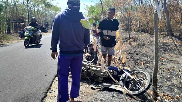 Kondisi motor korban sesuai ditabrak truk limbah PG. (Seru.co.id/aza) - Seorang Pemotor Tewas Akibat Ditabrak Truk Bermuatan Limbah PG