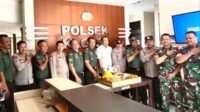 Koramil Klojen berikan tumpeng Hari Bhayangkara ke-78 di Polsek Klojen. (ist) - Jajaran Koramil 0833/Kota Malang Hadiahi Tumpeng Memperingati Hari Bhayangkara ke-78