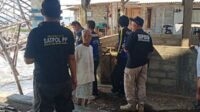 Lantai tempat pelelangan ikan (TPI) jebol dan dapur milik Sawi (71) tergerus dan kemasukan air laut, Jumat (5/7/2024). (Seru.co.id/aza) - Banjir Rob Terjang Bangunan TPI dan Sejumlah Rumah Warga Landangan