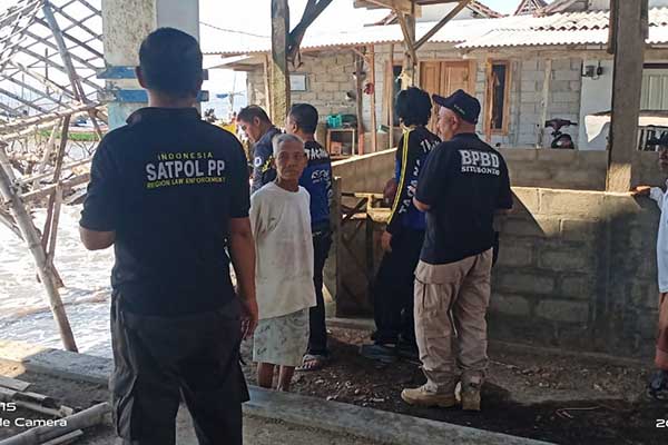 Lantai tempat pelelangan ikan (TPI) jebol dan dapur milik Sawi (71) tergerus dan kemasukan air laut, Jumat (5/7/2024). (Seru.co.id/aza) - Banjir Rob Terjang Bangunan TPI dan Sejumlah Rumah Warga Landangan