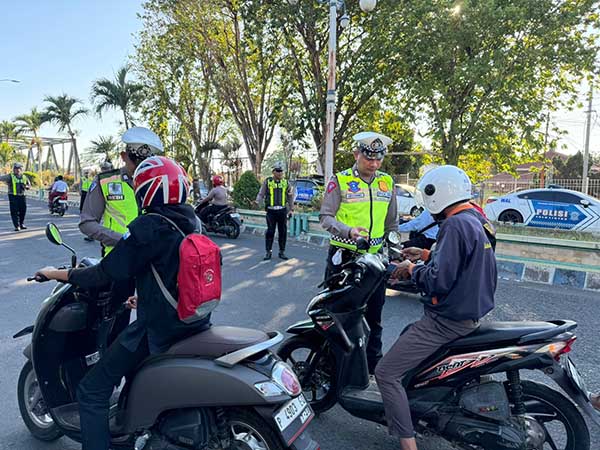 Lantas Polres Situbondo telah menjaring sebanyak 1189 pengendara yang tidak patuh terhadap peraturan lalu lintas. (Seru.co.id/aza) - Selama Dua Pekan Gelar Operasi Patuh Semeru 2024, Satlantas Polres Situbondo Tilang 1189 Kendaraan