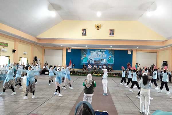Lomba senam yang dilaksanakan di Gedung PGRI Sumberkolak ini berlangsung semarak. (Seru.co.id/aza) - Wujudkan Situbondo Sehat, 207 Kelompok Ikuti Lomba Senam Bhunga Rassa Ate