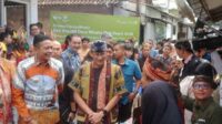 Menparekraf bersama Pj Wali Kota Malang saat berkeliling Kayutangan Heritage. (afi) - Menparekraf Dorong Kota Malang Gelar Event Internasional dan Maksimalkan Sport Tourism