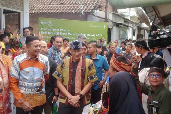 Menparekraf bersama Pj Wali Kota Malang saat berkeliling Kayutangan Heritage. (afi) - Menparekraf Dorong Kota Malang Gelar Event Internasional dan Maksimalkan Sport Tourism