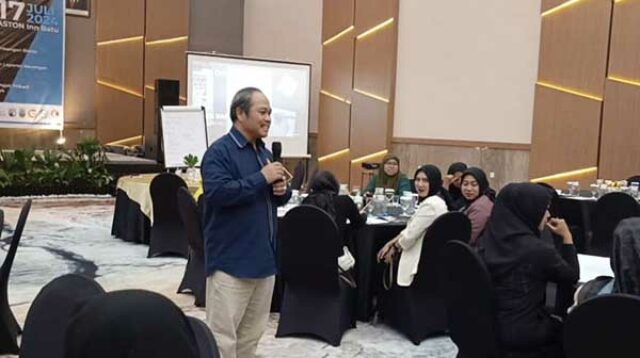Narasumber dari KPP Pratama Batu saat memberikan materinya tentang perhitungan pajak UMKM. (dik) - Pelatihan Pengembangan UMKM: Melek Bisnis dan Pajak Bersama Gekrafs Batu