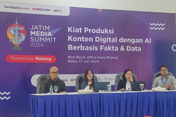 Para pemateri menyampaikan tools web dan AI. (rhd) - JMS 2024 Malang, Ajak Jurnalis dan Komunitas Produksi Konten Digital dengan AI