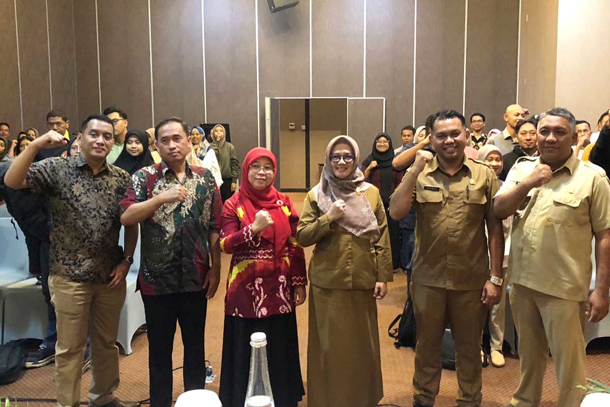 Para pemateri peningkatan mutu hasil tembakau melalui redrying dan threshing pada industri hasil tembakau (IHT) foto bersama dengan peserta. (wul) - Tingkatkan Kualitas Mutu, Disperindag Kabupaten Malang Gelar Pelatihan Redrying dan Threshing